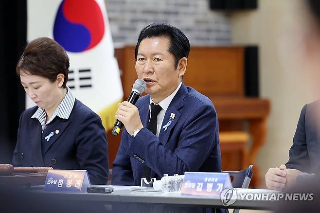 현장최고위원회의서 발언하는 정청래 대표 (무안=연합뉴스) 정다움 기자 = 12·29 제주항공 여객기 참사 1주기인 29일 오전 전남 무안군 무안읍 승달문화예술회관에서 열린 더불어민주당 현장최고위원회의에서 정청래 대표가 발언하고 있다. 2025.12.29 daum@yna.co.kr