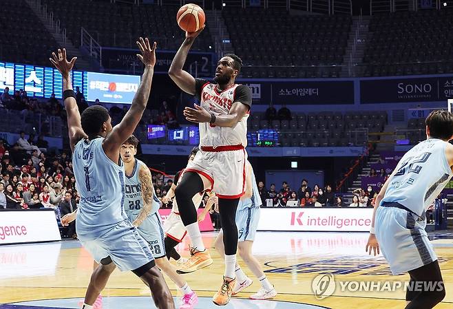 훨훨 나는 자밀 워니 (고양=연합뉴스) 김병만 기자 = 29일 고양 소노아레나에서 열린 2025-2026 프로농구 고양 소노와 서울 SK 경기에서 SK 자밀 워니가 득점하고 있다. 2025.12.29 kimb01@yna.co.kr
