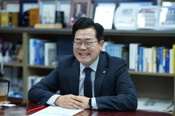 기호일보와 인터뷰 중인 박찬대 의원./유지웅 기자