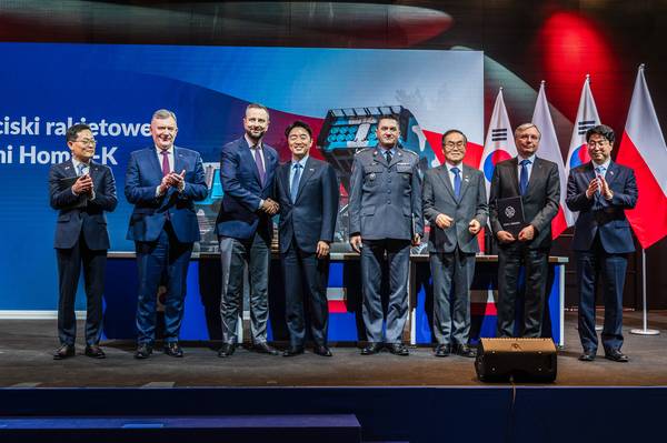 한화에어로스페이스는 29일(현지시간) 폴란드 군비청과 천무 유도미사일(CGR-080)을 공급하는 3차 실행계약을 체결했다. 손재일 한화에어로스페이스 대표이사(왼쪽 첫 번째)와 강훈식 대통령실 비서실장(왼쪽 네 번째)을 비롯한 관계자들이 폴란드 바르샤바 군사 박물관에서 열린 계약 체결식에서 기념 촬영하고 있다. /한화에어로스페이스