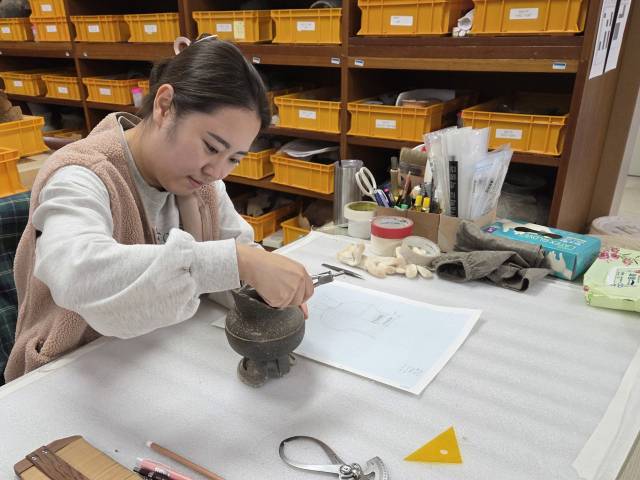 영남대학교박물관 연구원들이 유물 정리 작업에 한창인 모습. 영남대 제공