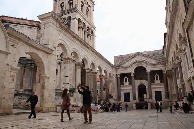 로마 황제 디오클레티아누스가 자신의 아들에게 권좌를 물려주고 은퇴하면서 자신의 고향 달마티아 스플리트에 지은 궁전이다. /박필우 스토리텔링작가