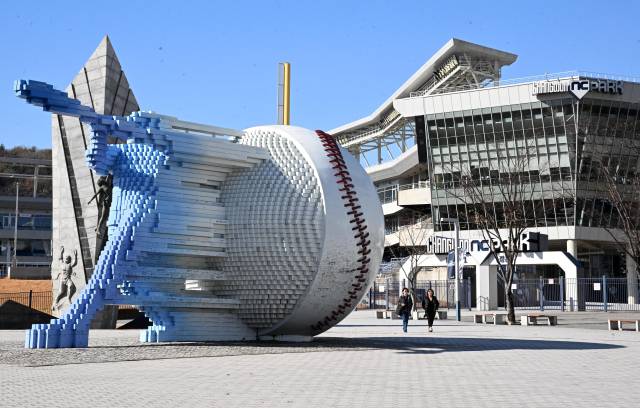 창원시와 NC 다이노스의 연고지 이전설 갈등이 반년이 지나도록 매듭지어지지 않고 있는 가운데 시민들이 창원NC파크 앞을 지나고 있다./성승건 기자/