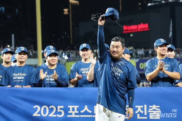 지난 10월 4일 창원NC파크에서 열린 SSG 랜더스와의 홈경기에서 승리하며 와일드카드 결정전 진출이 확정된 NC 다이노스 이호준 감독이 팬들에게 인사하고 있다./NC 다이노스/