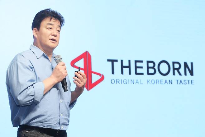 백종원 더본코리아 대표이사가 3일 서울 중구 신라호텔에서 열린 ‘TBK(The Born Korea·더본코리아) 글로벌 기업 간 거래(B2B) 소스 론칭 시연회’에서 발표하고 있다.(사진=연합뉴스)