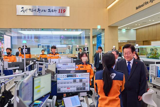 이재명 대통령이 지난 16일 세종시에서 부처 업무보고를 마친 뒤 소방청 119 종합상황실과 국세청을 방문해 직원들을 격려하는 모습.(사진=대통령실)