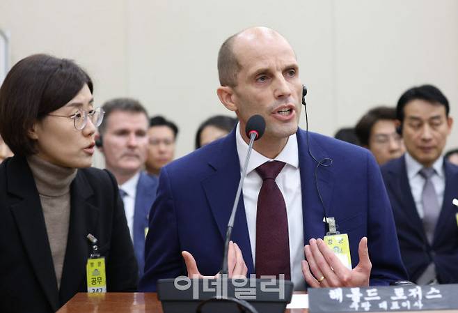 해롤드 로저스 쿠팡 대표이사가 30일 서울 여의도 국회에서 열린 쿠팡 침해사고 및 개인정보 유출, 불공정 거래, 노동환경 실태 파악과 재발방지 대책 마련을 위한 연석 청문회에 출석, 의원 질의에 답변하고 있다. (사진=노진환 기자)
