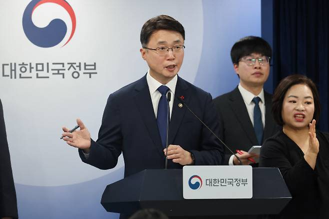 류제명 과학기술정보통신부 제2차관이 29일 서울 종로구 정부서울청사에서 열린 KTㆍLGU+ 침해사고 조사 결과 브리핑에서 취재진 질문에 답하고 있다. 사진=연합뉴스