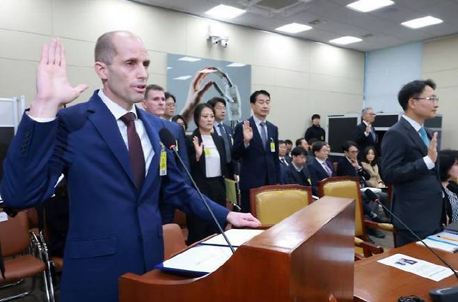 30일 국회에서 열린 ‘쿠팡 침해사고 및 개인정보 유출, 불공정 거래, 노동환경 실태 파악과 재발 방지 대책 마련을 위한 청문회’에서 해럴드 로저스(왼쪽 첫 번째) 쿠팡 임시대표 등이 증인 선서를 하고 있다. 사진=연합뉴스