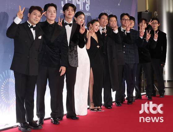 29일 오후 서울 마포구 상암동 MBC에서 'MBC 방송연예대상' 레드카펫 행사가 열렸다. 나혼자산다 팀이 참석해 포토타임을 갖고 있다. 박세완 엔터뉴스팀 기자 park.sewan@jtbc.co.kr