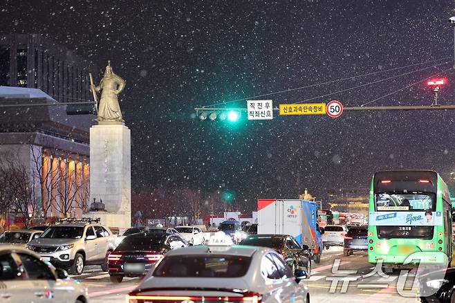 첫눈이 내린 4일 오후 서울 광화문 네거리에서 퇴근길 차량들이 도로를 달리고 있다. 2025.12.4/뉴스1 ⓒ News1 황기선 기자