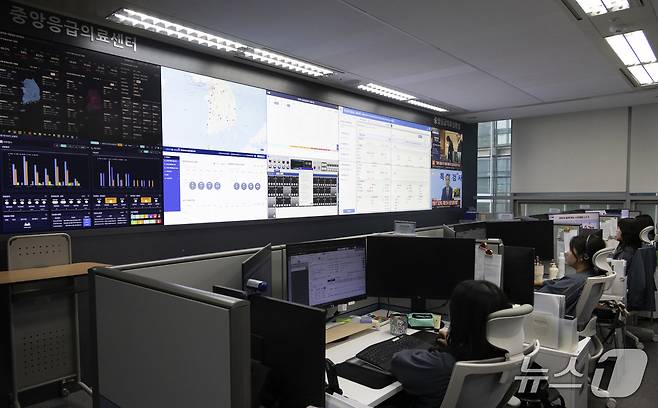 서울 중구 을지로 내 마련된 중앙응급의료센터의 중앙응급의료상황실에서 상황요원들이 업무를 보고 있다.(보건복지부 제공)