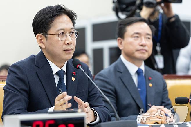 배경훈 부총리 겸 과학기술정보통신부 장관이 30일 서울 여의도 국회에서 열린 제430회국회(임시회) 쿠팡 침해사고 및 개인정보 유출, 불공정 거래, 노동환경 실태 파악과 재발방지 대책 마련을 위한 연석 청문회에 출석해 의원 질의에 답변하고 있다. 2025.12.30/뉴스1 ⓒ News1 이승배 기자