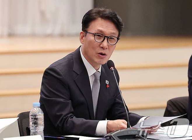 김민석 국무총리가 26일 서울 마포구 중소기업DMC타워에서 열린 제17차 청년정책조정위원회 회의에서 모두발언을 하고 있다. 2025.12.26/뉴스1 ⓒ News1 김성진 기자