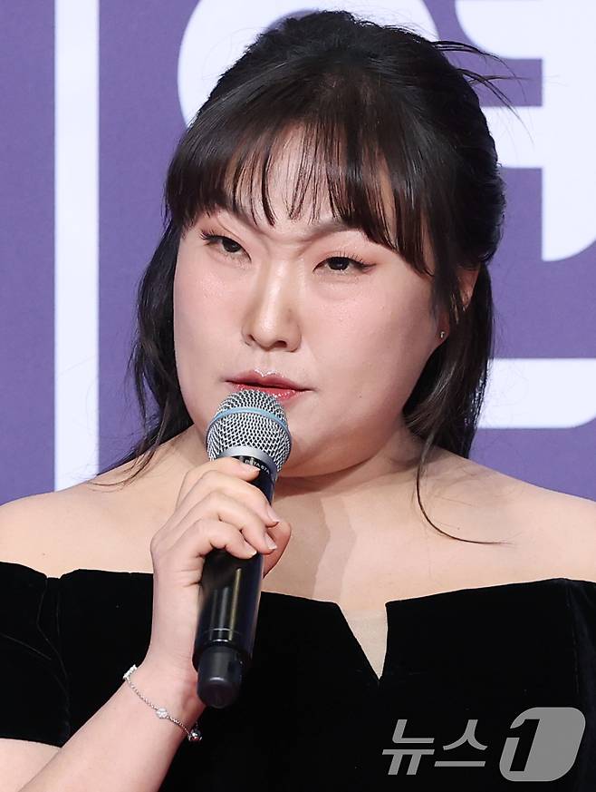 MC 이수지가 30일 서울 마포구 상암 SBS 프리즘 타워에서 열린 ‘2025 SBS 연예대상’ 레드카펫 행사에 참석해 큰 웃음을 주고 있다. 2025.12.30/뉴스1 ⓒ News1 권현진 기자