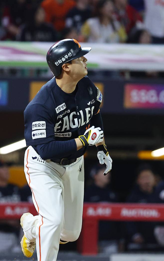 1일 인천 SSG랜더스필드에서 열린 2025 프로야구 한화 이글스와 SSG 랜더스의 경기. 7회 초 1사 2루 상황에서 한화 이진영이 역전 2점 홈런을 치고 있다. 사진 | 연합뉴스