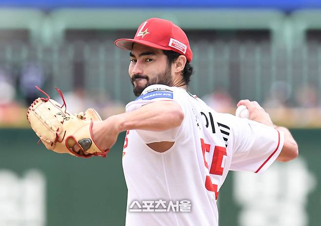 SSG 화이트가 9일 인천 SSG랜더스필드에서 열린 2025 KBO리그 삼성과 준플레이오프 1차전에 선발 등판해 힘차게 공을 던지고 있다. 문학 | 박진업 기자 upandup@sportsseoul.com