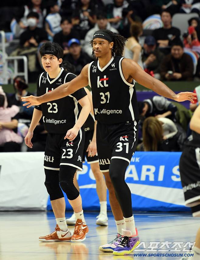 30일 수원 KT소닉붐아레나에서 열린 프로농구 수원 KT와 서울 삼성의 경기. KT 박준영, 힉스가 득점 후 기뻐하고 있다. 수원=박재만 기자 pjm@sportschosun.com/2025.12.30/