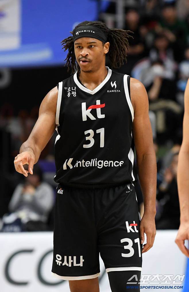 30일 수원 KT소닉붐아레나에서 열린 프로농구 수원 KT와 서울 삼성의 경기. KT 힉스가 득점 후 기뻐하고 있다. 수원=박재만 기자 pjm@sportschosun.com/2025.12.30/
