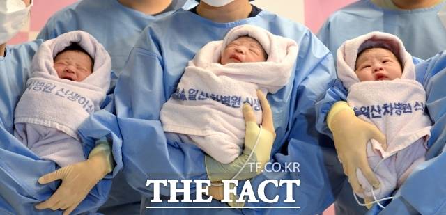 내년 4월부터 출산과 육아 가정을 지원하기 위한 '저출산 극복지원 3종 세트'가 도입된다. /임영무 기자