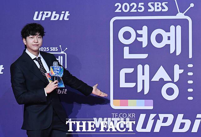 개그맨 유재필이 30일 오후 서울 마포구 SBS 프리즘타워에서 열린 'SBS 연예대상 포토월에 참석해 포즈를 취하고 있다. /박헌우 기자