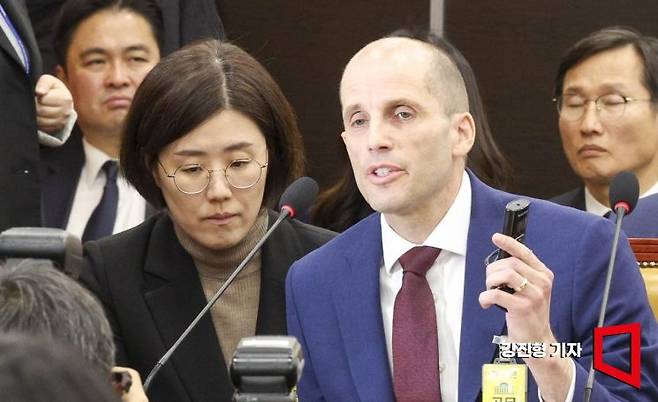 헤롤드 로저스 쿠팡 대표이사가 29일 서울 여의도 국회에서 열린 '쿠팡 연석 청문회'에 참석해 발언 하고 있다. 2025.12.30 강진형 기자