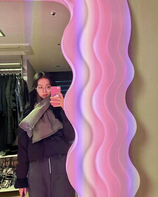 푸퍼 패딩 위에 볼륨감 있는 패딩 머플러로 겨울 컴포트 룩을 연출한 블랙핑크 지수. @sooyaaa__