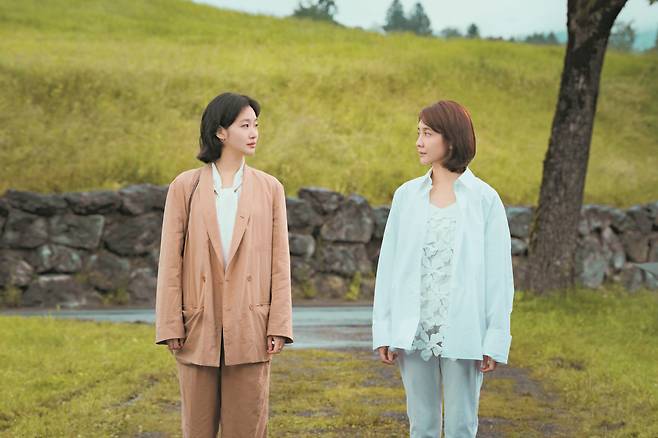 ‘은중과 상연’ 주연 배우 김고은(왼쪽)과 박지현. ‘미지의 서울’(박보영 1인 2역) ‘자백의 대가’ '애마' 등 올해 두 여성이 주연인 드라마가 많았다./넷플릭스