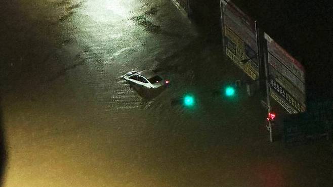 지난 7월 17일 새벽 충남 서산시 성연면 오사삼거리가 폭우로 잠겨 있다. /연합뉴스