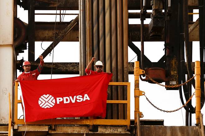지난 2015년 베네수엘라 오리노코 벨트에서 촬영된 PDVSA 유정 시추 설비 위의 노동자들 / 로이터=연합