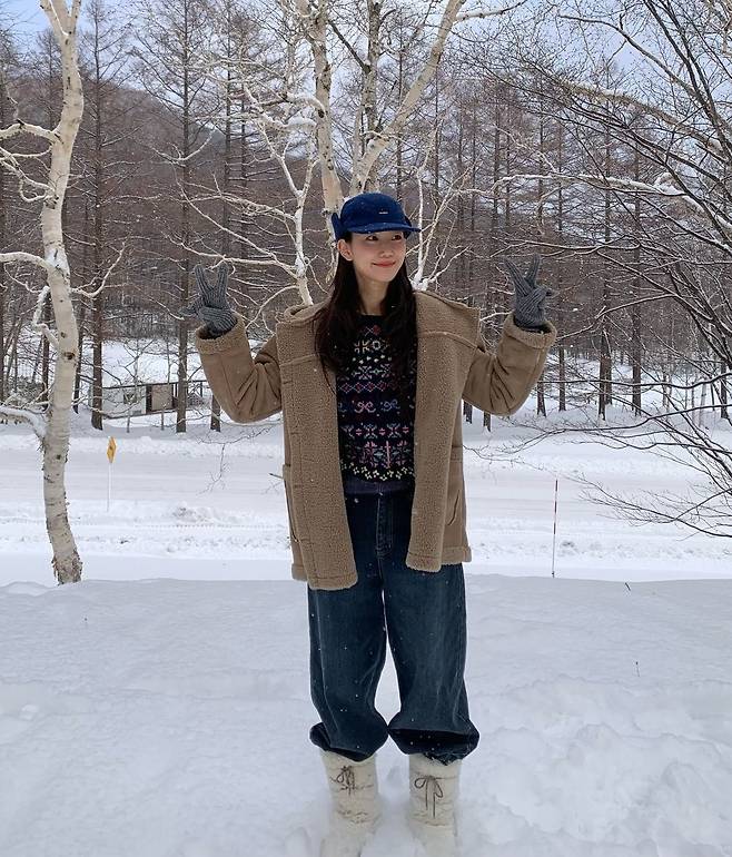 페어 아일 니트와 시어링 부츠를 활용한 아프레 스키 룩을 선보인 장희령. 인스타그램 @hehehe0
