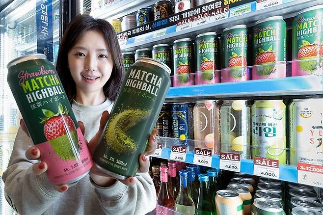 모델이 세븐일레븐에서 말차하이볼과 스트로베리 말차하이볼을 소개하고 있다.ⓒ세븐일레브