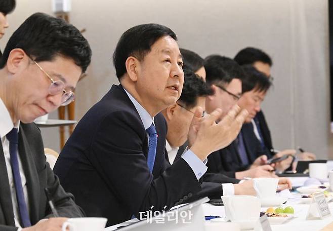 구윤철 경제부총리 겸 기획재정부 장관(왼쪽 두 번째)이 30일 서울 종로구 정부서울청사에서 열린 경제인문사회연구회(경인사연) 간담회에서 모두발언을 하고 있다.ⓒ기획재정부