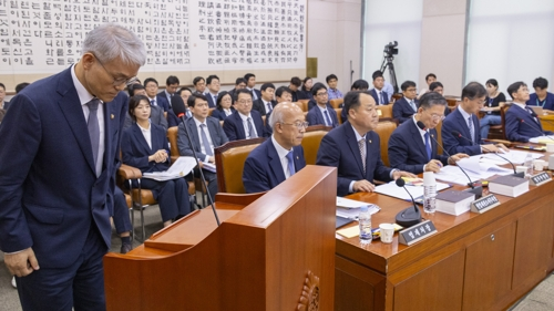 천대엽 법원행정처장이 지난 4일 국회에서 열린 법제사법위원회 전체 회의에서 2024년도 결산안이 처리에 대한 인사말을 마친 뒤 인사하고 있다. [연합뉴스]