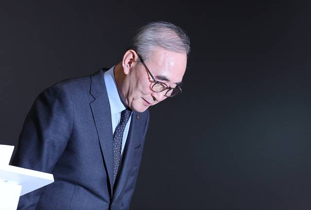 김영섭 KT 대표가 30일 서울 광화문 사옥에서 열린 무단 소액결제 사태 및 해킹 사고 등과 관련한 ‘침해사고 관련 대고객 사과와 정보보안 혁신방안’ 브리핑에서 고개 숙여 사과하고 있다. 연합뉴스