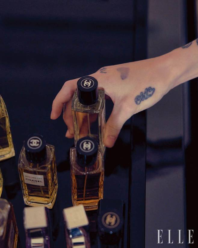 정국은 샤넬의 여러 향수에 대한 궁금증과 호기심으로 샤넬 뷰티 글로벌 앰배서더다운 면모를 보였다.