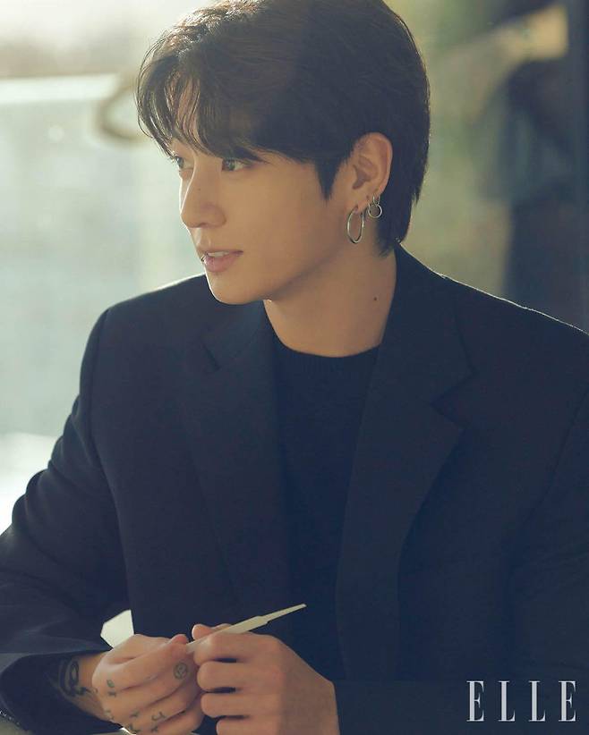 샤넬 향수 연구소에 있는 올리비에 뽈쥬의 개인 작업실에서 마주앉은 올리비에 뽈쥬와 정국. 둘의 만남에서부터 샤넬 향수의 현재와 미래가 시작된다.