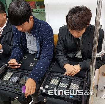 과기정통부 관계자들이 지하철에서 이동통신 속도를 측정하고 있다.