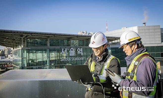 이동통신사 직원들이 서울역에서 통신품질을 점검하고 있다.