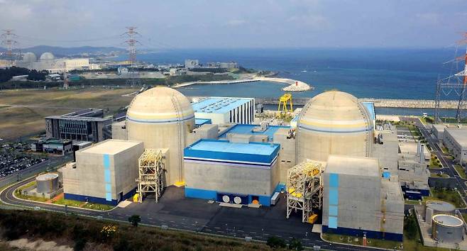 신고리 2호기(왼쪽)와 1호기 모습. 고리원전 2호기는 계속운전 심의가 진행중이다. 뉴시스