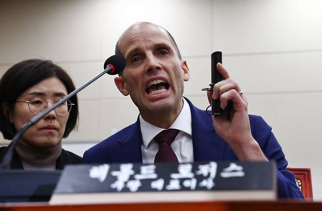 해롤드 로저스 쿠팡 임시 대표가 30일 서울 여의도 국회에서 열린 쿠팡 침해 사고 및 개인정보 유출, 불공정 거래, 노동환경 실태 파악과 재발방지 대책 마련을 위한 연석 청문회에서 답변하고 있다. 뉴시스