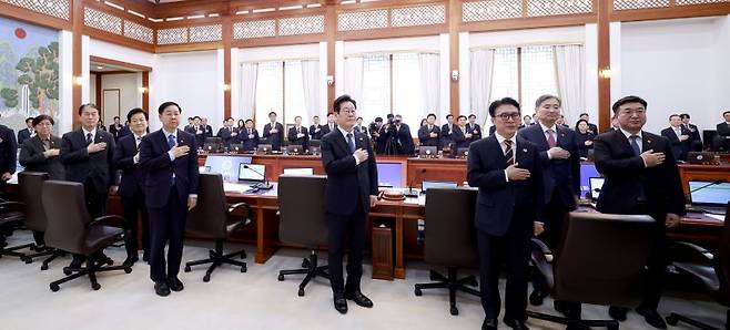 이재명 대통령이 30일 청와대에서 열린 국무회의에서 국기에 경례하고 있다. 연합뉴스