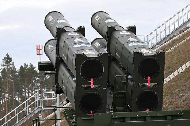 독일이 이스라엘에서 도입한 미사일 방어체계 ‘애로-3’이 지난 3일 동부 쇠네발데 공군 기지에 배치되어 있다. AFP 연합뉴스