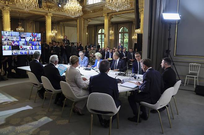 프랑스 대통령실인 엘리제궁은 방문객과 가까이 앉는 접견실로 유명하다. AP 연합뉴스