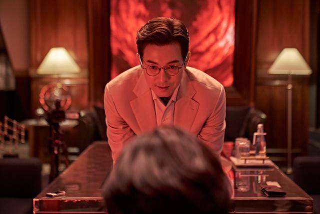 영화 '살인자 리포트'에서 정신과 의사 이영훈(정성일)은 특종에 목마른 기자에게 스스로 연쇄살인범임을 고백하며 인터뷰를 요청한다. 소니픽쳐스엔터테인먼트코리아 제공