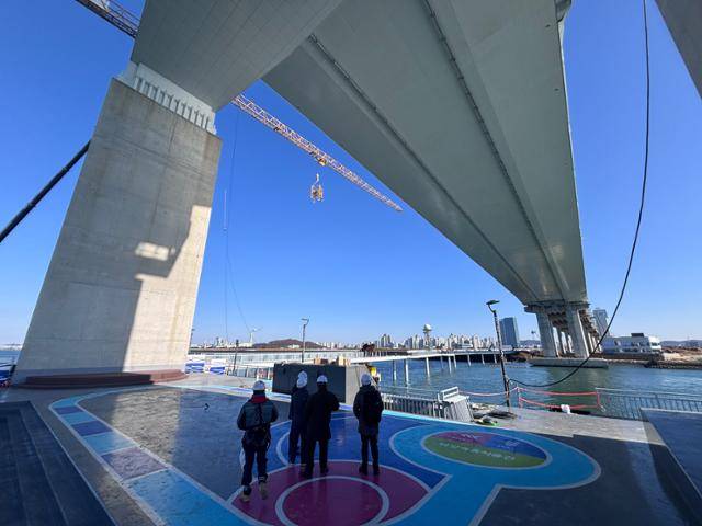 인천 서구 청라국제도시와 인천국제공항이 있는 영종도(중구 중산동)를 잇는 제3연륙교 하부에 친수공간이 마련돼 있다. 이환직 기자