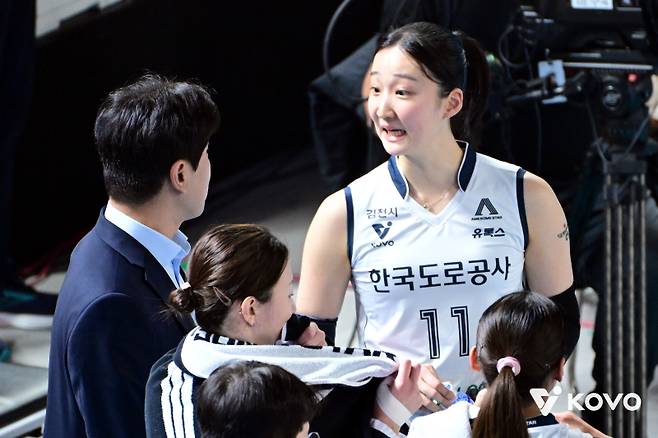 김종민 도로공사 감독과 김세빈이 작전 타임 때 대화하고 있다. 사진=KOVO