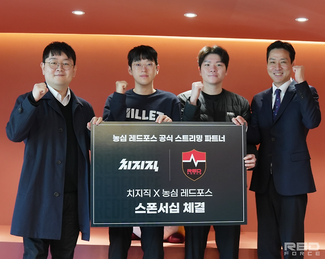 왼쪽부터 농심이스포츠 오지환 대표, 농심레드포스 롤 선수단 스카웃, 킹겐, 네이버 주건범 리더가 26일 서울 구로구 농심이스포츠 사옥에서 열린 '공식 스트리밍 파트너십 체결식'에서 기념 촬영을 하고 있다. 네이버 제공