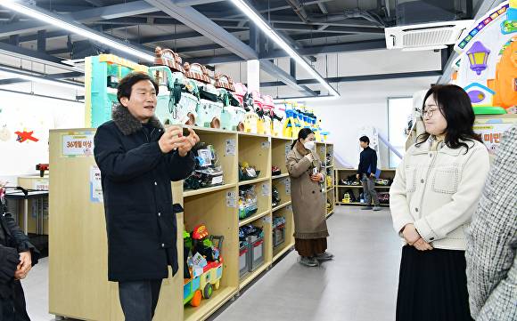 조현일 경산시장(왼쪽)이 경산시 아이누리 장난감도서관 하양점’관계자들과 얘기를 나누고 있다 [사진=경산시]