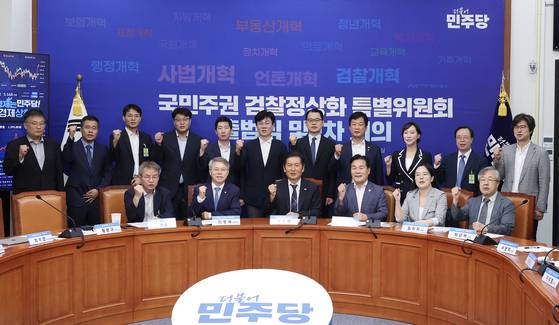 정청래 더불어민주당 대표(가운데)와 민형배 위원장 등 참석자들이 지난 8월 6일 국회에서 열린 국민주권 검찰정상화 특별위원회 출범식 및 1차 회의에서 기념촬영을 하고 있다. 임현동 기자. 2025.08.06.